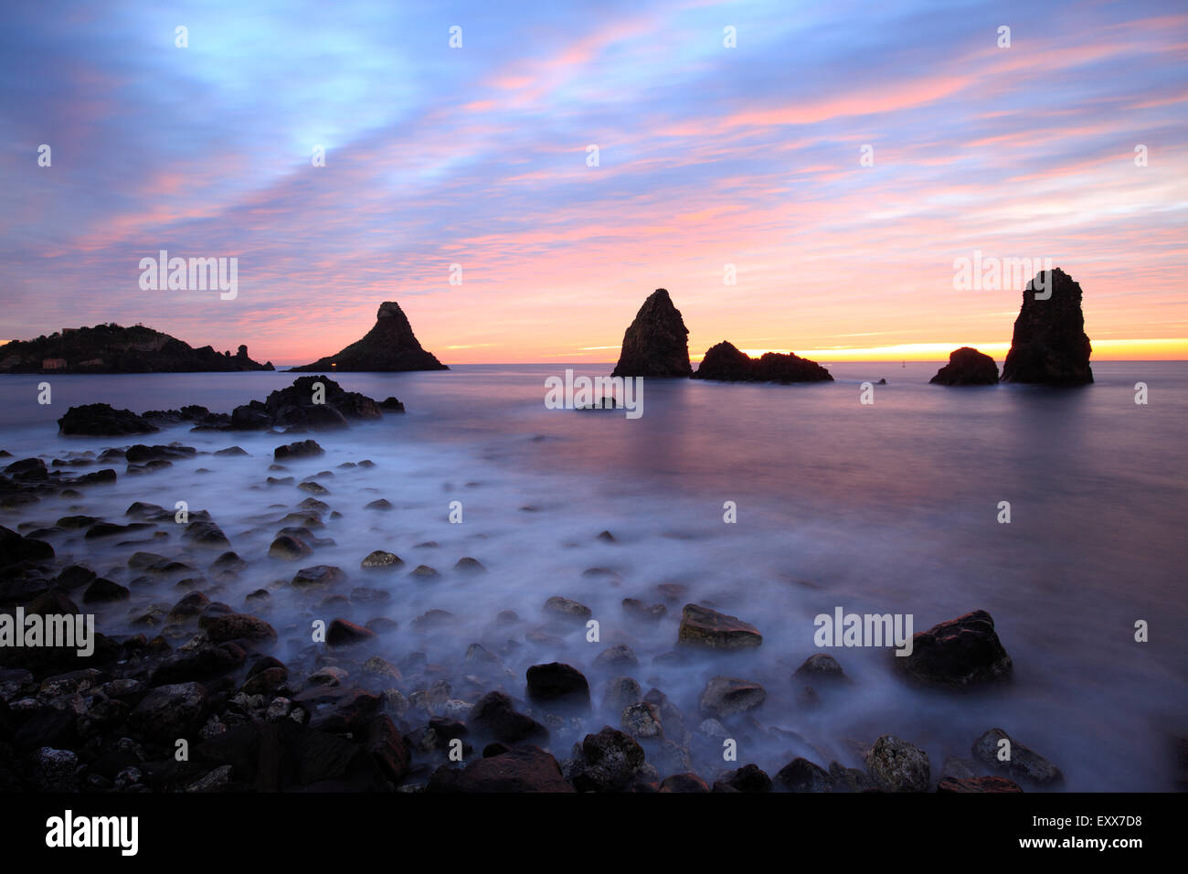 Cyclops-Stacks in Aci Trezza bei Sonnenaufgang, Sizilien, Italien Stockfoto