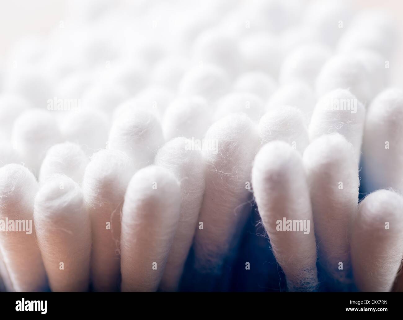 Blaue Ohr klebt Abstraktion. Nahaufnahme von vielen medizinischen Ohren Sticks. Stockfoto