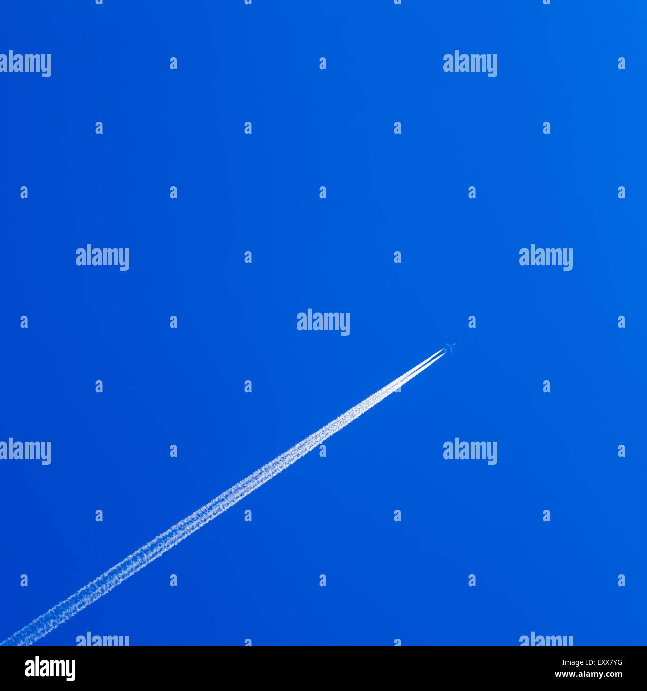 Weißen Kondensstreifen Spur von Flugzeug am strahlend blauen Himmel. Stockfoto