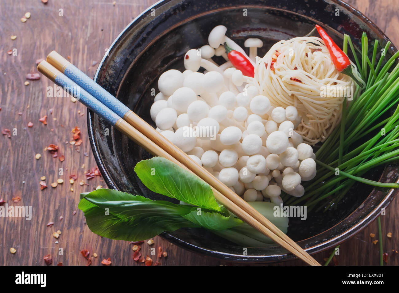 Orientalischen Stil Mittagessen Preparattion: mi Trung Eiernudeln, Chili-Pfeffer, Bok Choi, Typs Federn und Shimeji Pilze Stockfoto