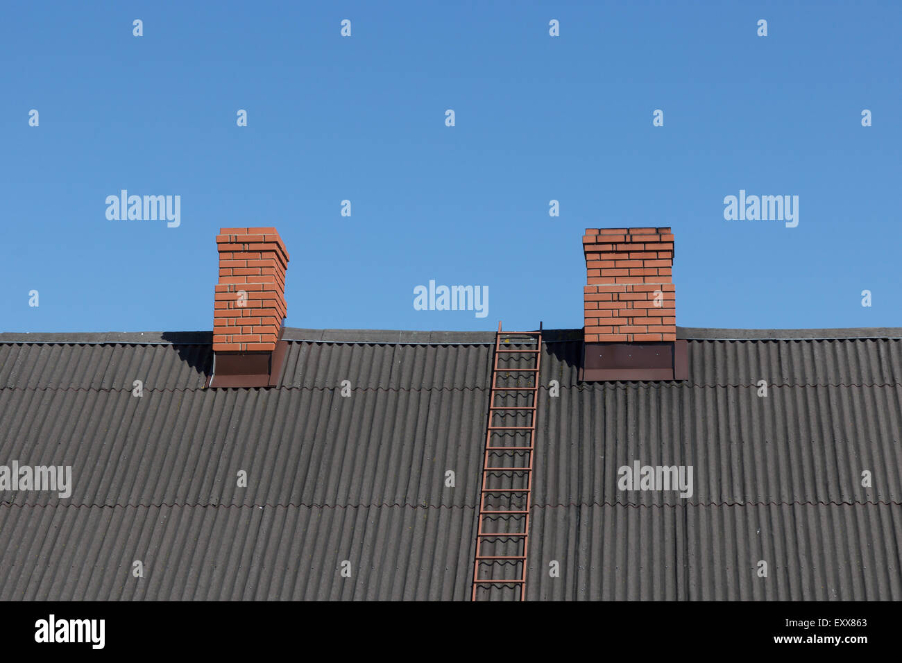 Dach mit Schornsteinen Stockfoto