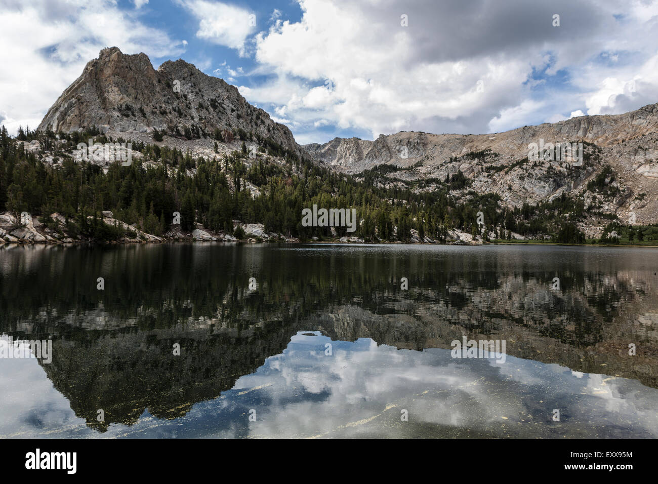 Crystal Lake in Mammoth Lakes Becken in der Nähe von Yosemite in der kalifornischen Sierra Nevada. Stockfoto