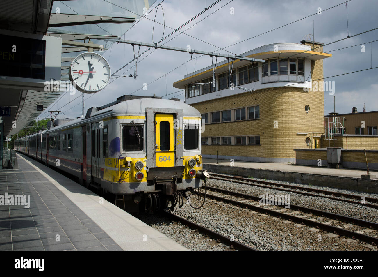 elektrische mehrfache Maßeinheit WWU Brügge Bahnhof Belgien Stockfoto