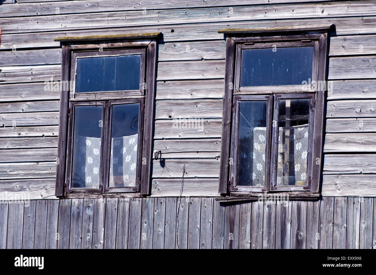 zwei alte Fenster auf Hof Holzwand Stockfoto