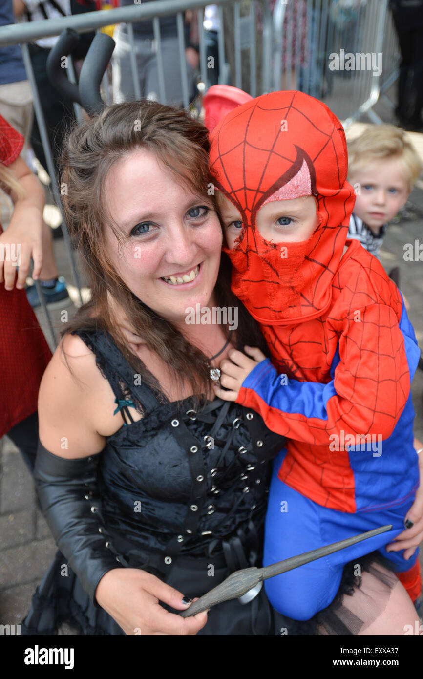 Menschen in die Warteschlange für die London Film & Comic-Con in London Olympia 2015 Stockfoto