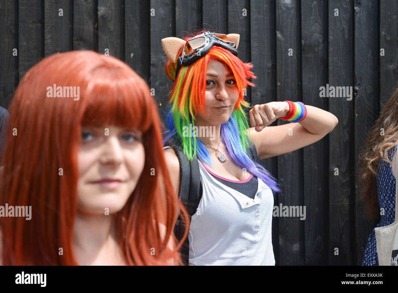 Menschen in die Warteschlange für die London Film & Comic-Con in London Olympia 2015 Stockfoto