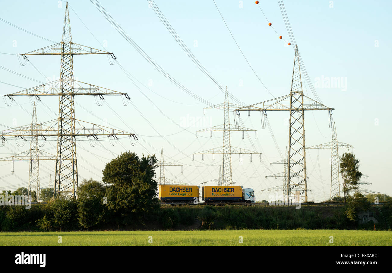 Hochspannungs-Stromkabel überqueren der Autobahn A59, Rheindorf, Stockfoto