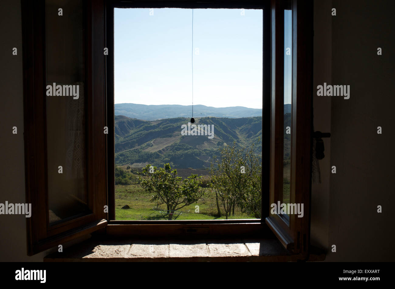 Offene Fenster des ländlichen Hauses in Val D'Orcia, Radicofani, Toskana, Italien Stockfoto
