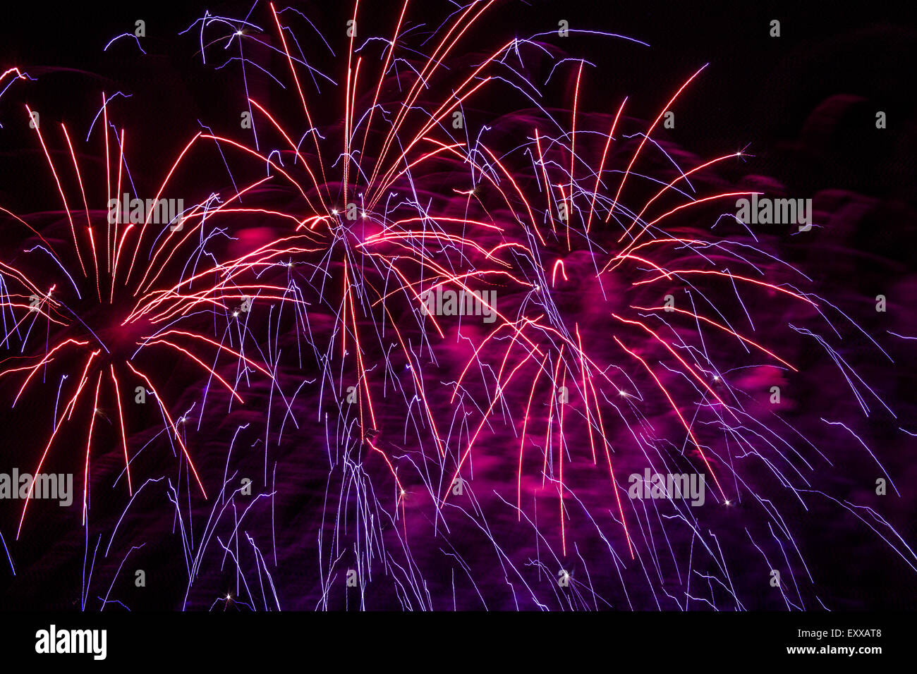 Abstrakt und schöne Muster von Licht erstellt durch Platzen Feuerwerk am Nachthimmel, Cincinnati, Ohio, USA Stockfoto