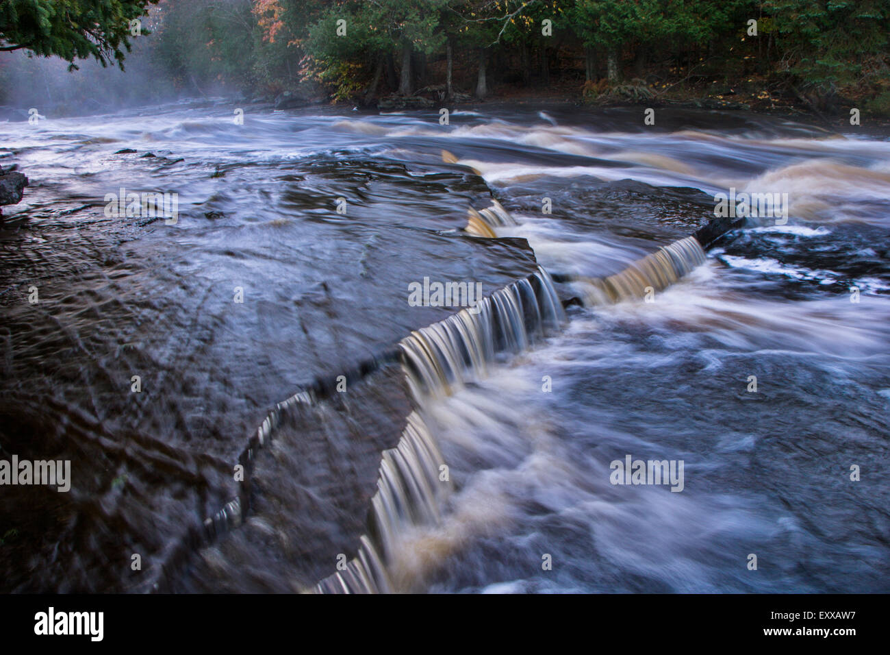 Das rauschende Wasser des Flusses Sturgeon In Michigans obere Halbinsel, Michigan, USA Stockfoto