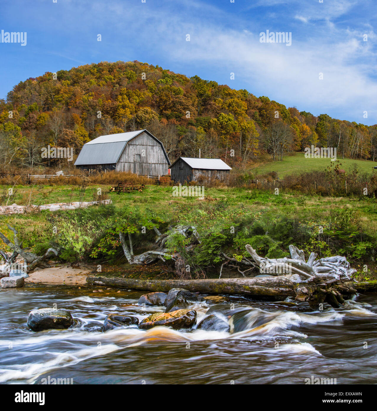 Eine pastorale Landschaft, Scheune und Fluss unter einem Hügel im Herbst, Zentrum von Ohio, USA Stockfoto