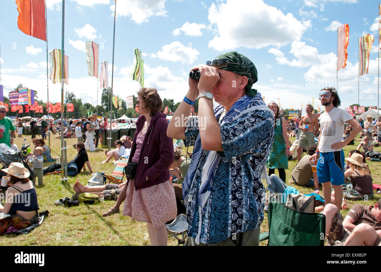 Ein Mann sucht die Bühne mit einem Fernglas beim Musikfestival WOMAD Welt Stockfoto