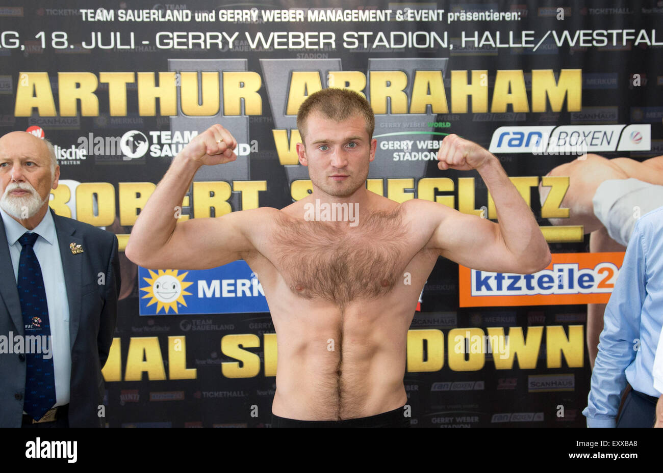 Halle, Deutschland. 17. Juli 2015. Ukrainische Boxer Ruslan Schelev stellt während der offiziellen Wiegen vor dem im Mittelgewicht Boxen Kampf zwischen Ruslan Schelev und Anthony Ogogo in Halle, Deutschland, 17. Juli 2015. Foto: Friso Gentsch/Dpa/Alamy Live News Stockfoto