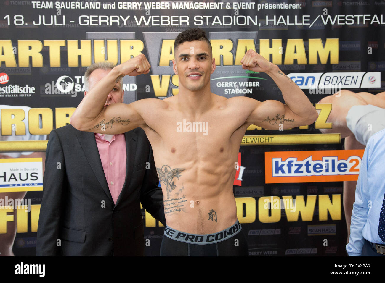 Halle, Deutschland. 17. Juli 2015. Englischer Boxer Anthony Ogogo stellt während der offiziellen Wiegen vor dem im Mittelgewicht Boxen Kampf zwischen Ruslan Schelev und Anthony Ogogo in Halle, Deutschland, 17. Juli 2015. Foto: Friso Gentsch/Dpa/Alamy Live News Stockfoto