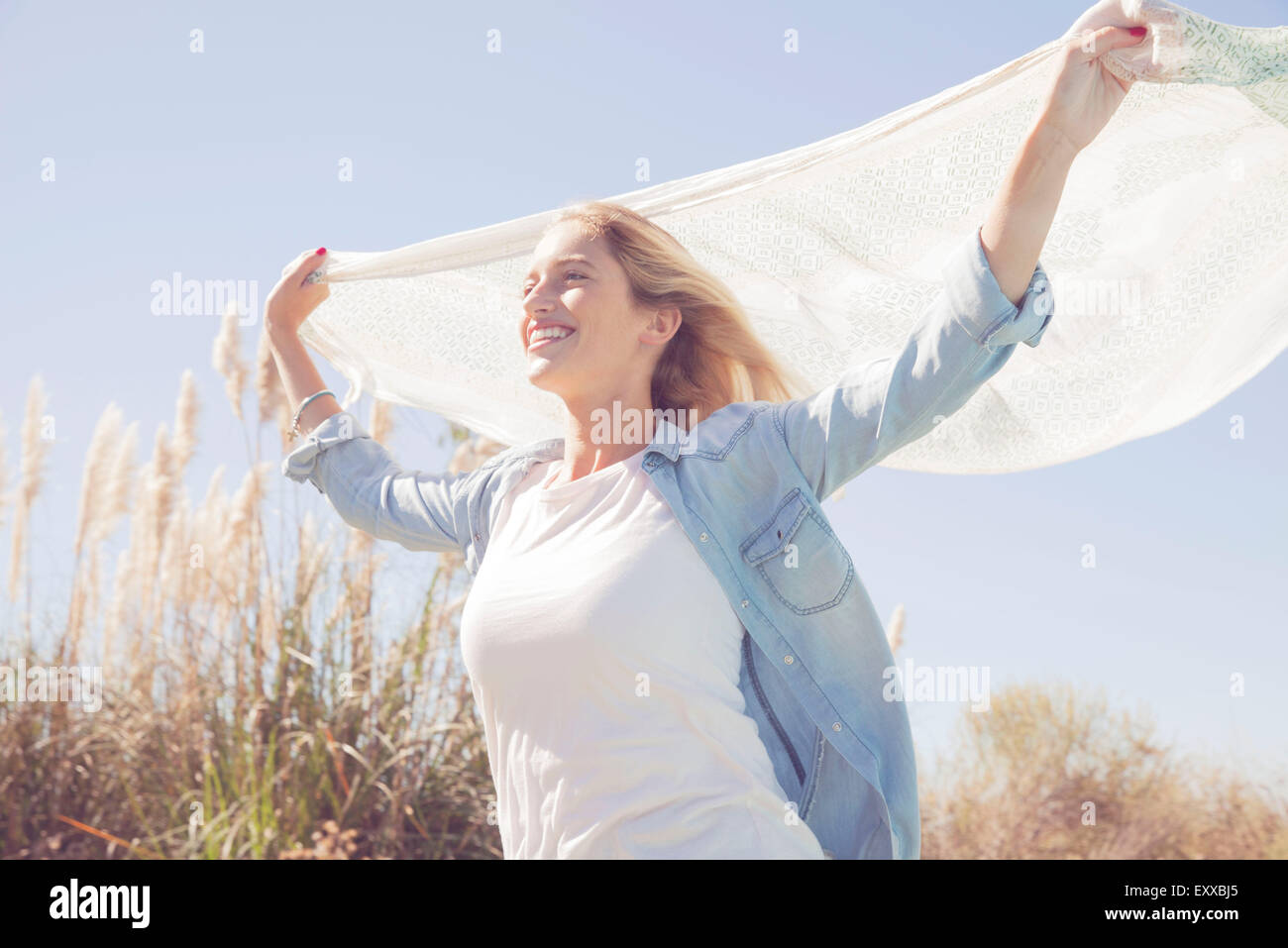 Frau hält Schal flattert im wind Stockfoto