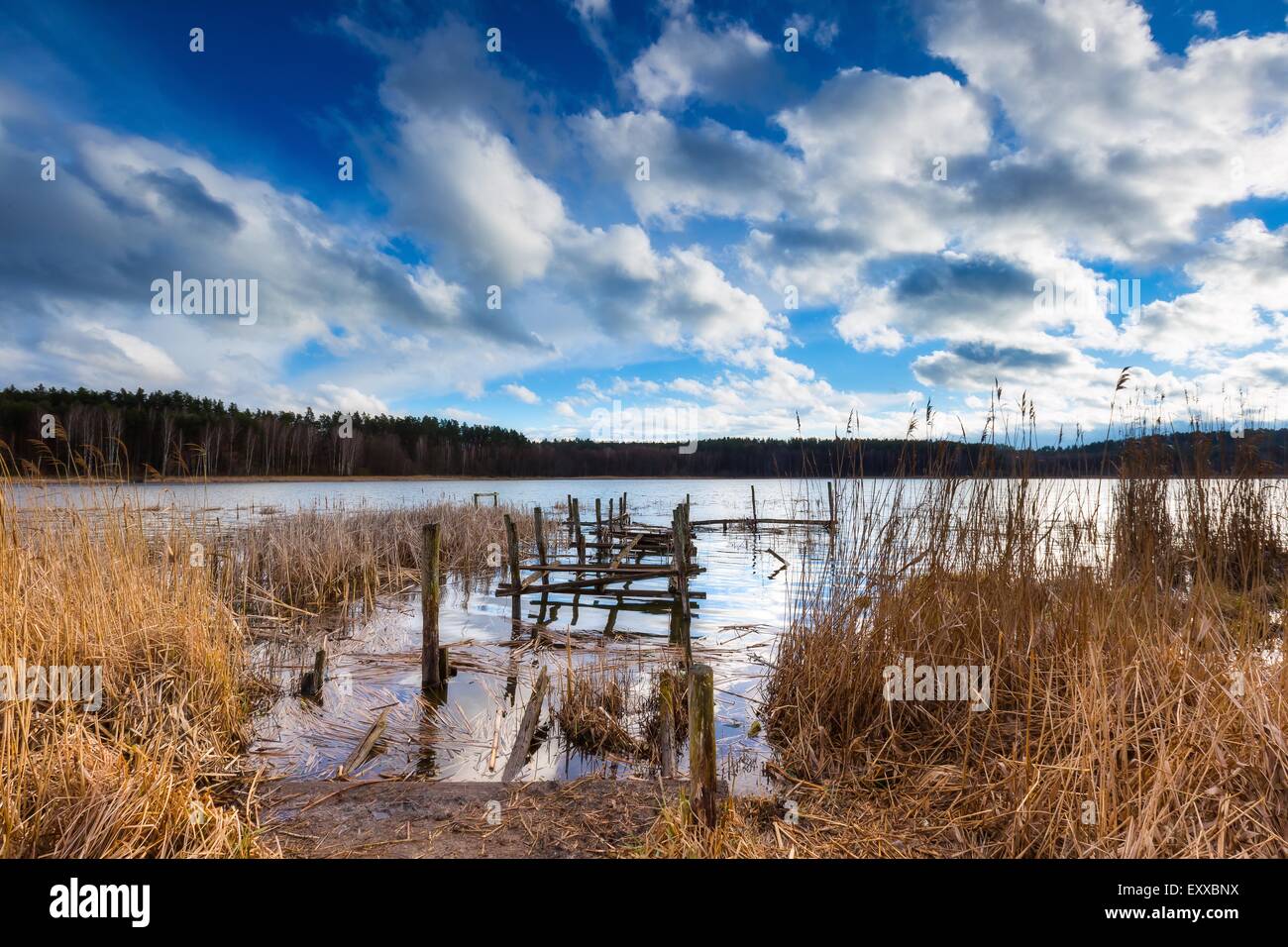 Kleinen Pier am See, schöne Langzeitbelichtung Foto. Masuren. Stockfoto