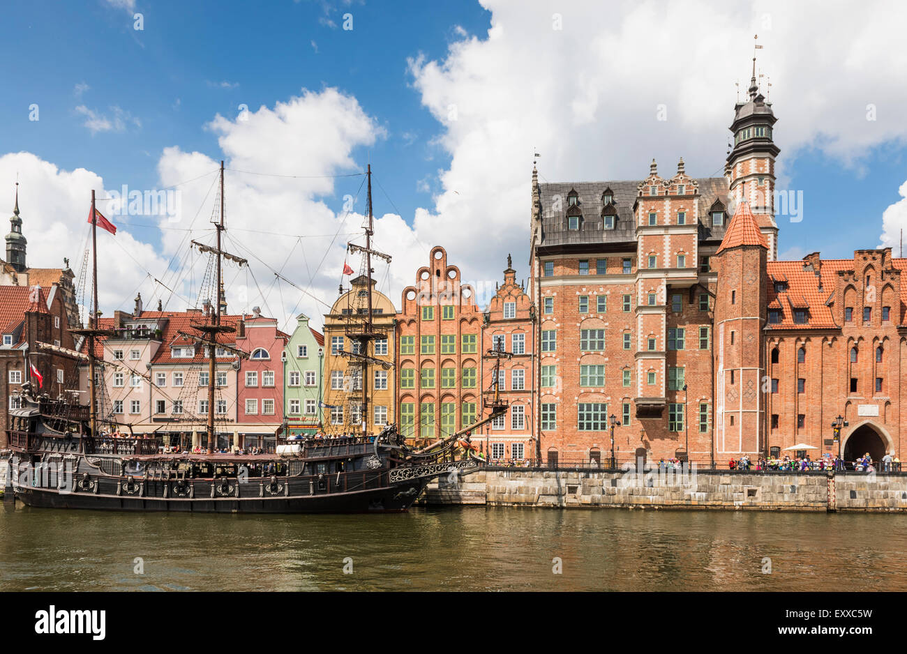Historisches Segelschiff vor Anker in Gdansk Altstadt oder Stare Miasto am Ufer des Fluss Mottlau, Polen, Europa Stockfoto