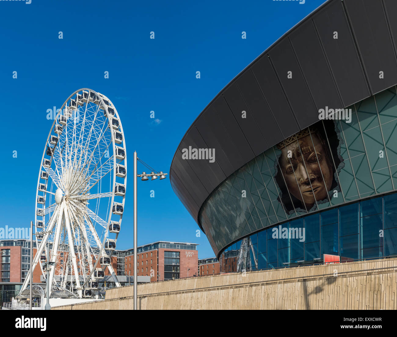 Echo-Arena und Riesenrad in der Stadt von Liverpool, England, UK Stockfoto