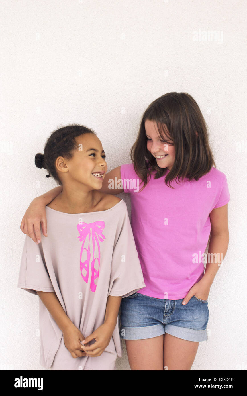 Mädchen stehen mit Arm um die Schulter des Freundes Stockfoto