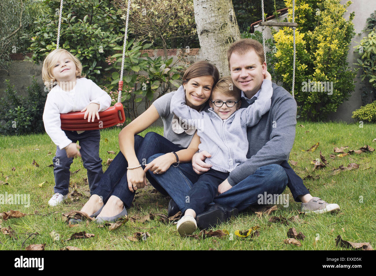 Familie Entspannung im Hinterhof, Porträt Stockfoto