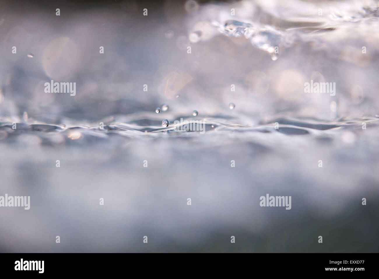 Tropfen auf der Wasseroberfläche spritzt in Nahaufnahme Stockfoto