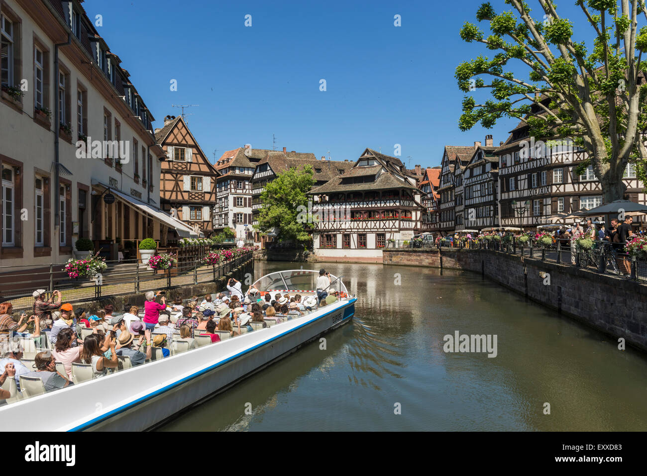Tourenboot mit Touristen in La Petite France, alte Stadt, Straßburg, Frankreich, Europa Stockfoto