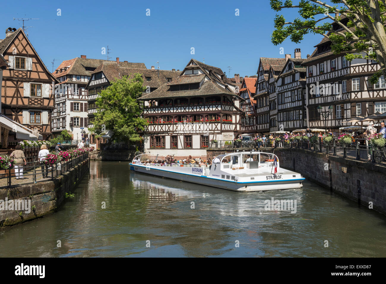 Touristenboot in La Petite France, alte Stadt, Straßburg, Frankreich, Europa Stockfoto