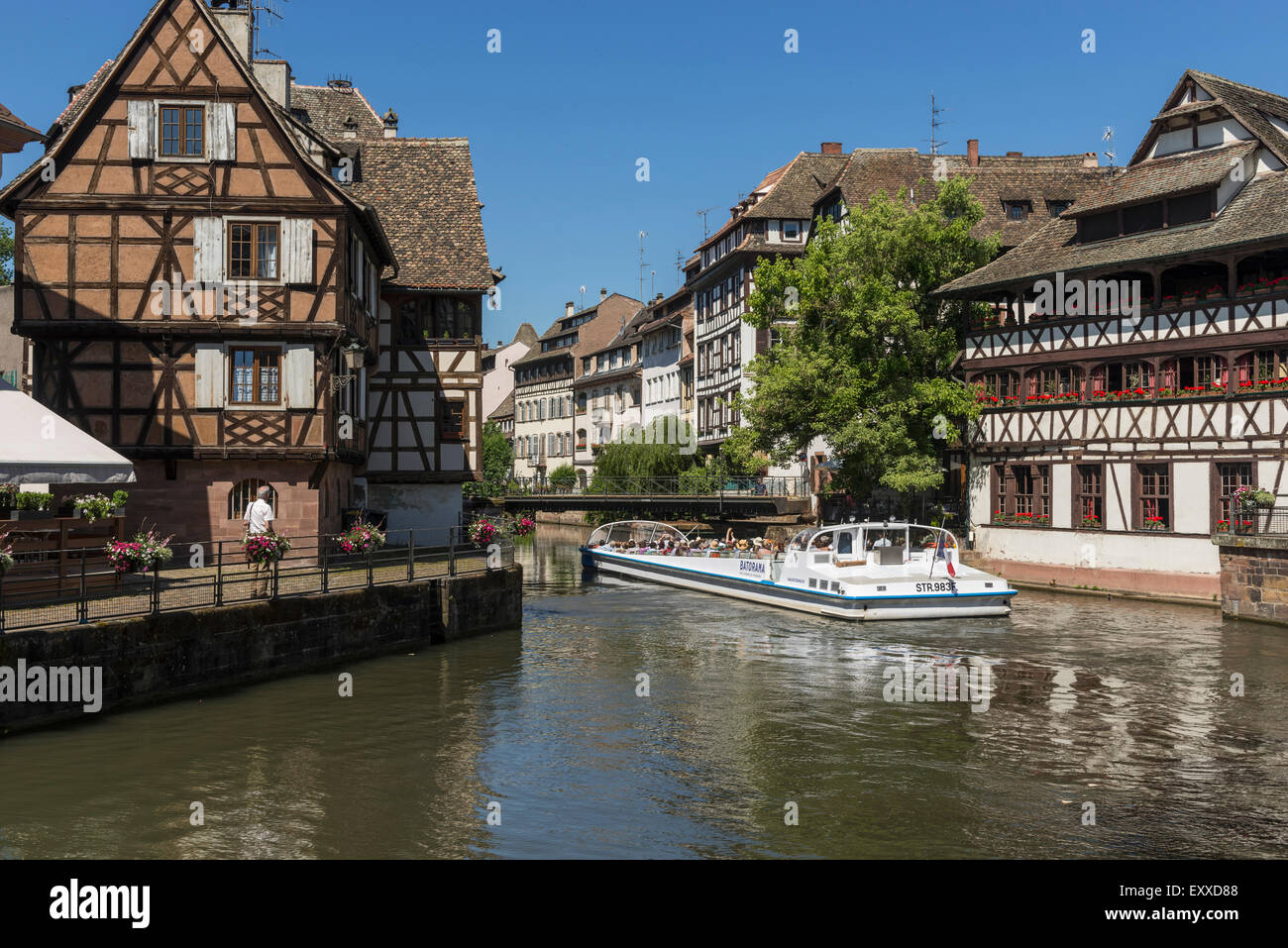 La Petite France, Altstadt, in Straßburg, Frankreich, Europa, mit Ausflugsschiff Stockfoto