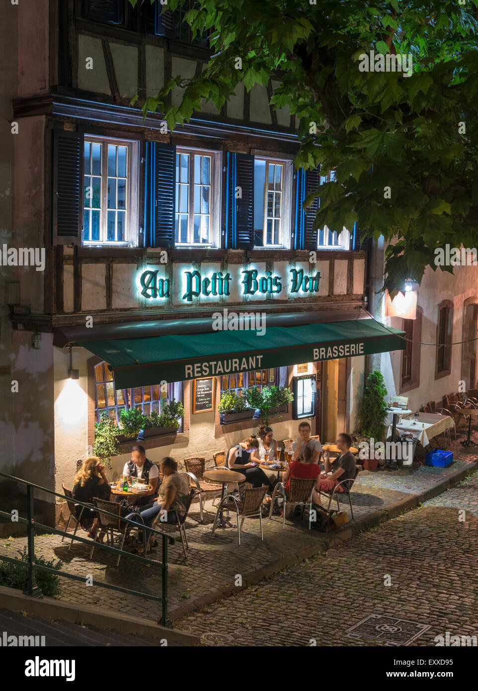 Touristen genießen einen Abend zu trinken, in einem Café Bar Restaurant in Petite France alte Stadt Bezirk, Straßburg, Frankreich, Europa Stockfoto