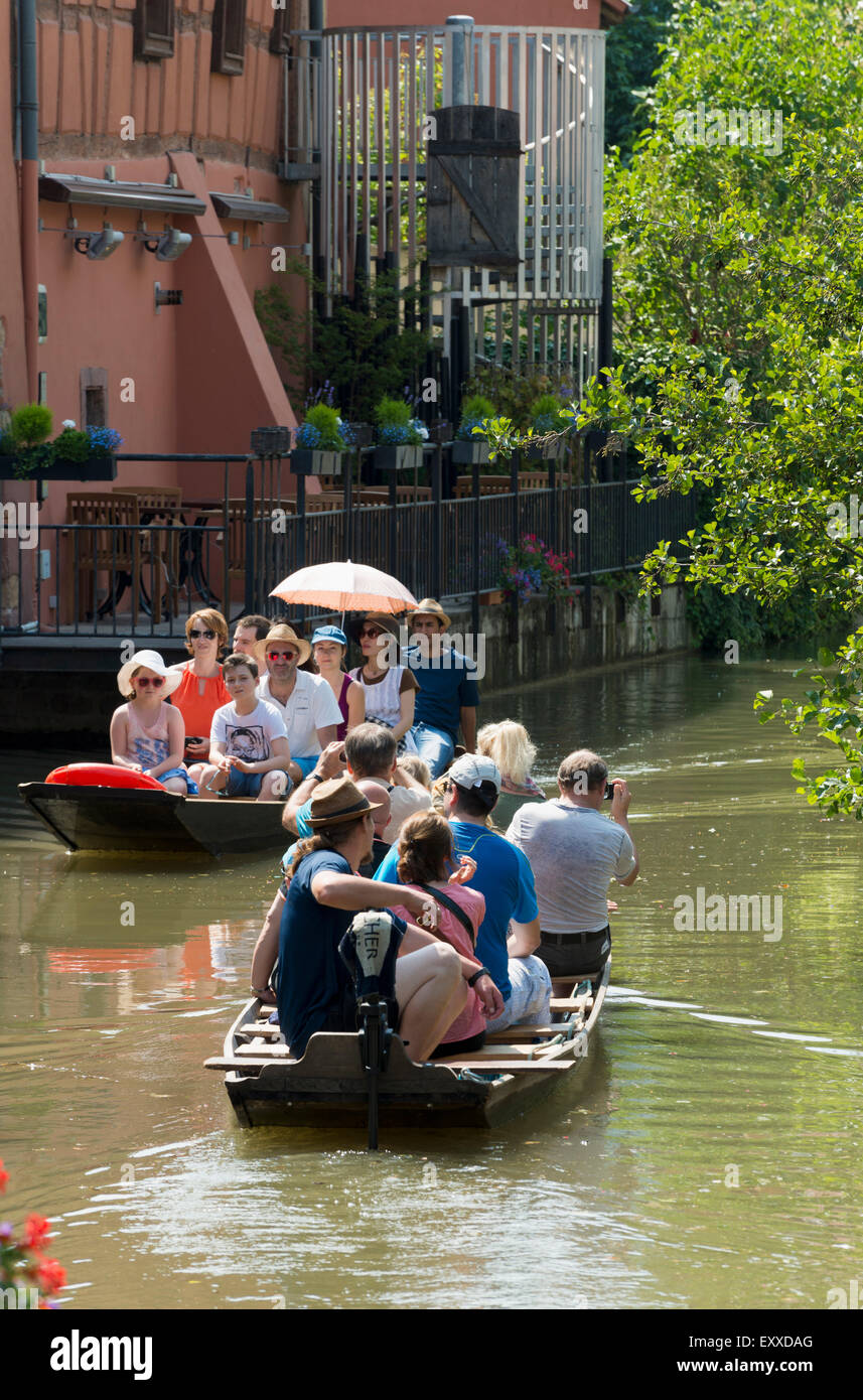 Weinregion Touristen Bootfahren in La Petite Venise oder klein-Venedig in der Altstadt von Colmar, Alsace, Frankreich, Europa Stockfoto