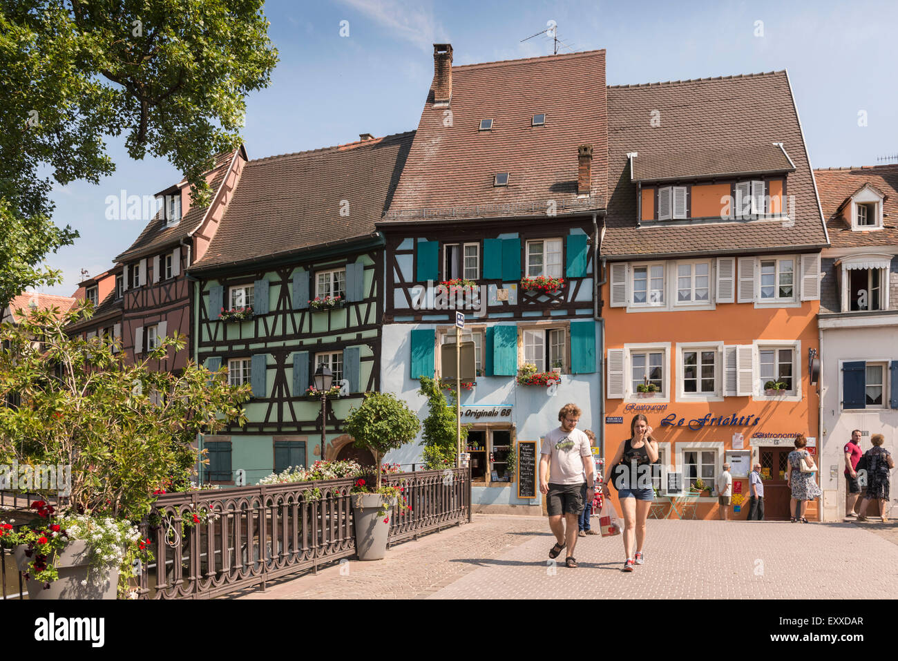 Touristen zu überqueren, eine Brücke in La Petite Venise oder klein-Venedig-Viertel in der Altstadt, Colmar, Elsass, Frankreich, Europa Stockfoto