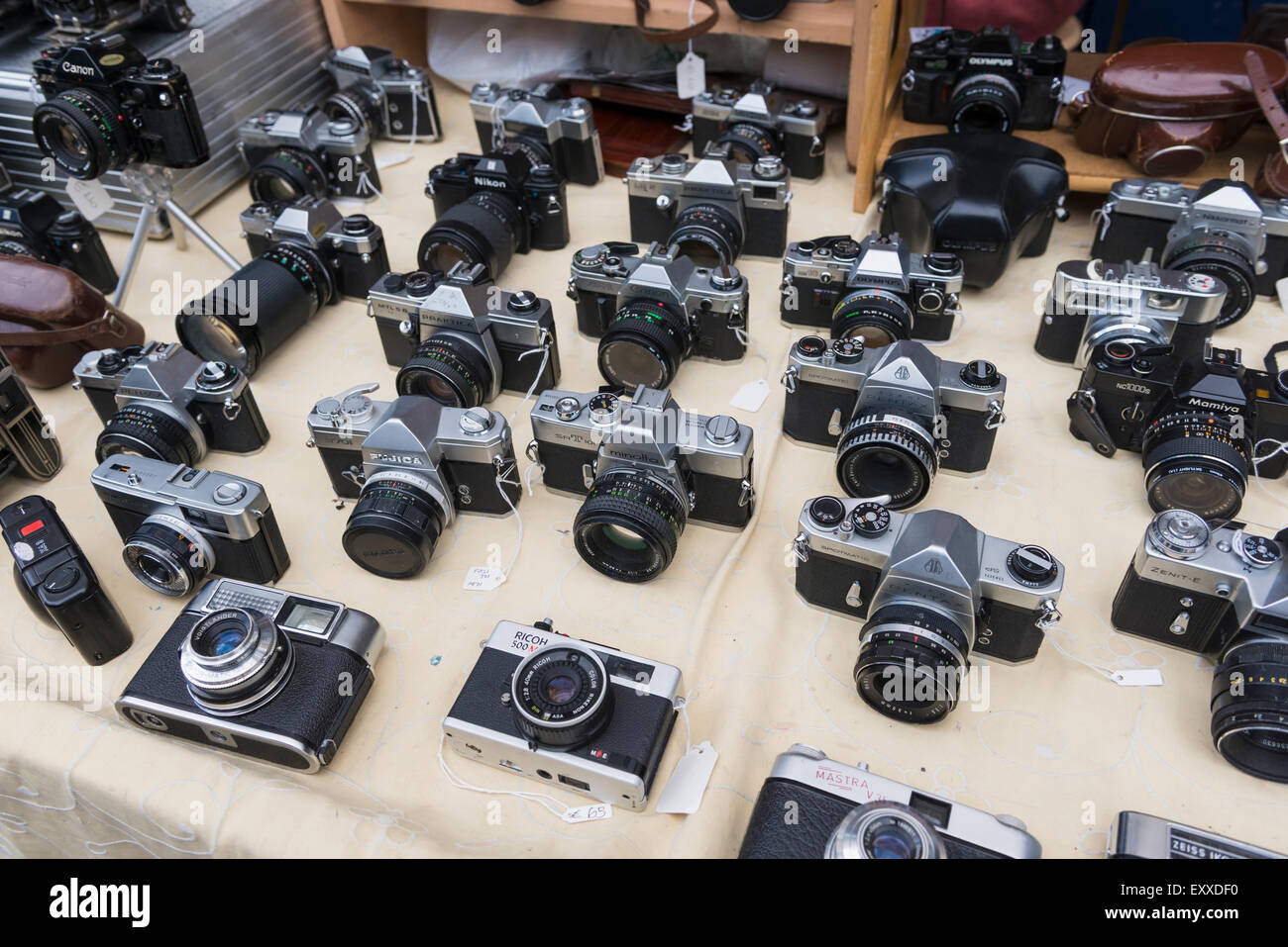 Alte klassische Kameras auf Anzeige in der Portobello Market, London, England, Großbritannien Stockfoto