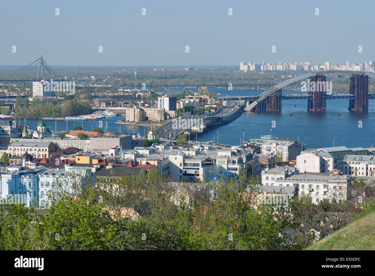 Kiew-Panorama. Blick über den Stadtteil Podil und Dnjepr. Ukraine. Stockfoto