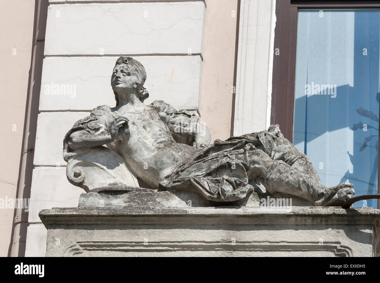 Frau liegend Statue, architektonische Details von Lemberg Altbau. Lviv ist eine Stadt in der Westukraine - Hauptstadt von Galizien historisch Stockfoto
