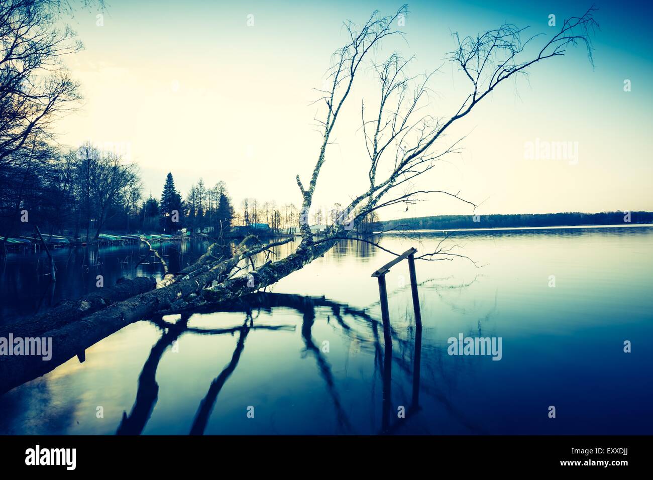 Seenlandschaft mit Steg. Foto mit Vintage Stimmung Wirkung. Stockfoto