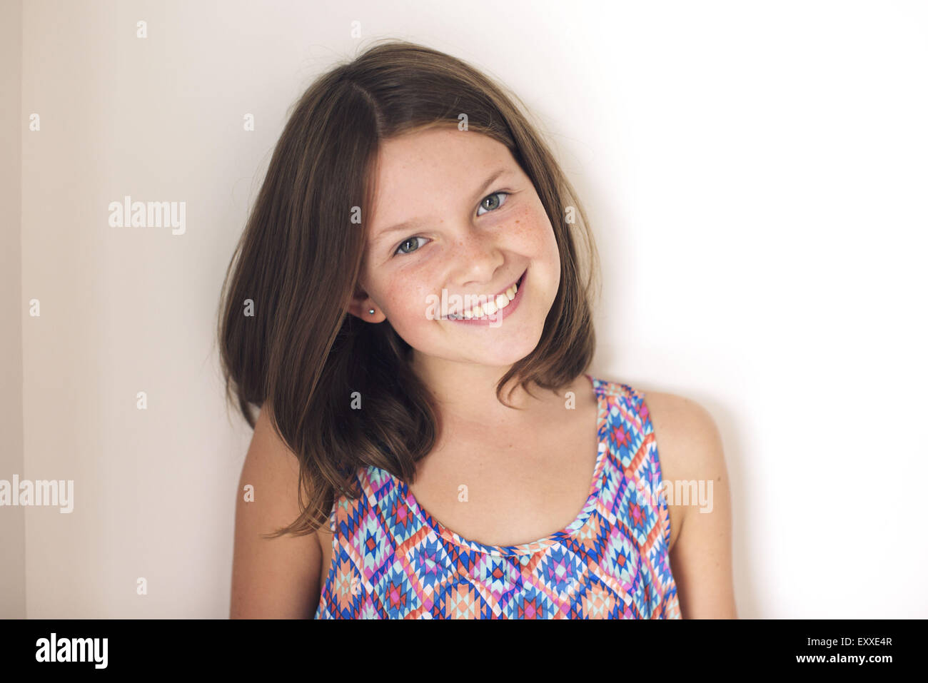 Mädchen lächelt fröhlich, Porträt Stockfoto