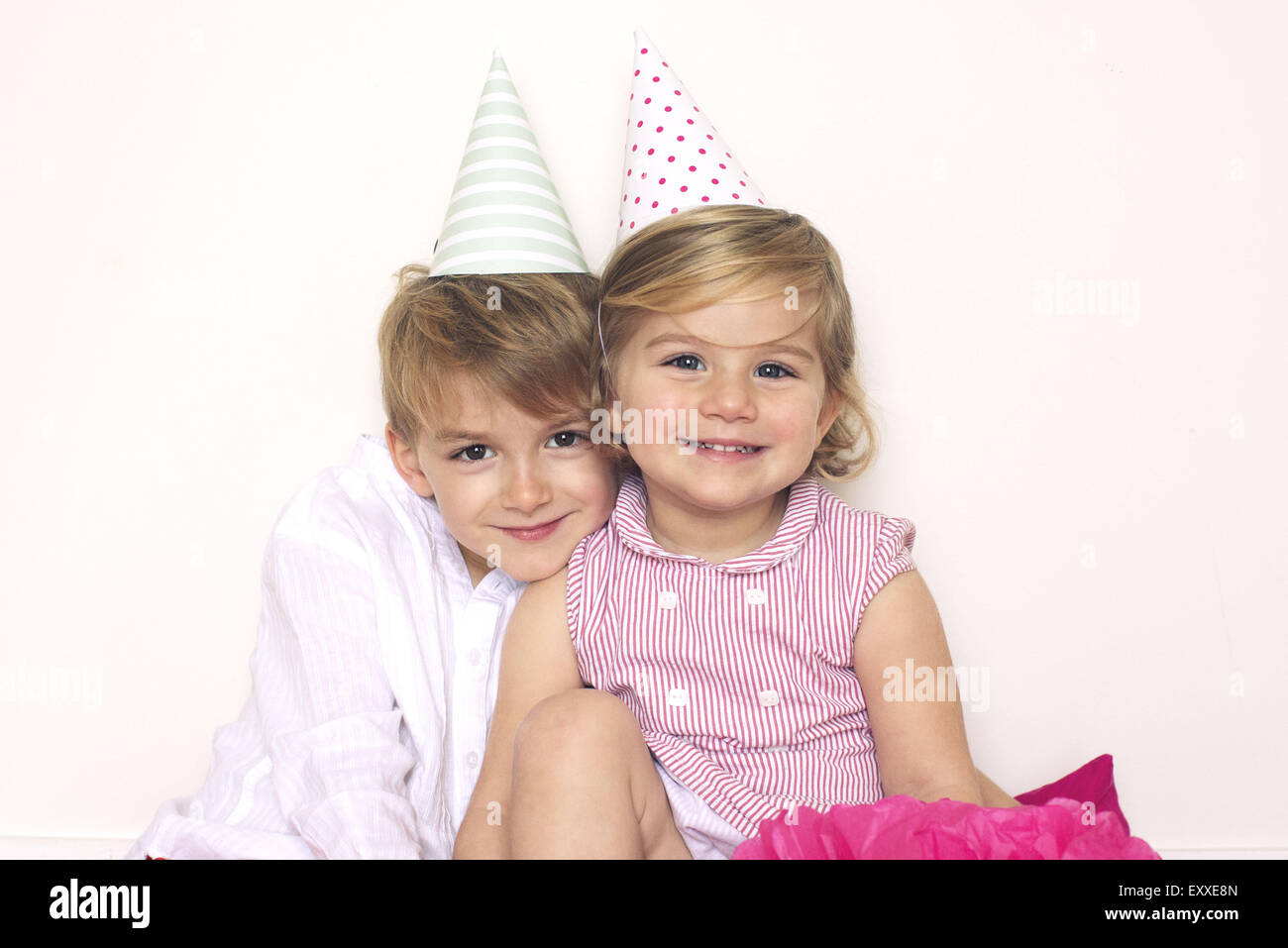 Kinder tragen Partyhüte, Porträt Stockfoto