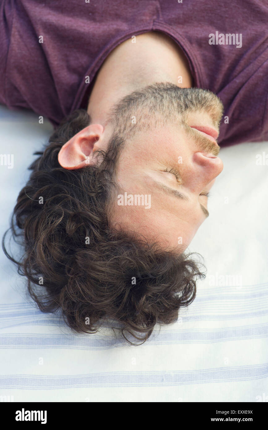 Mann ein Nickerchen im freien Stockfoto
