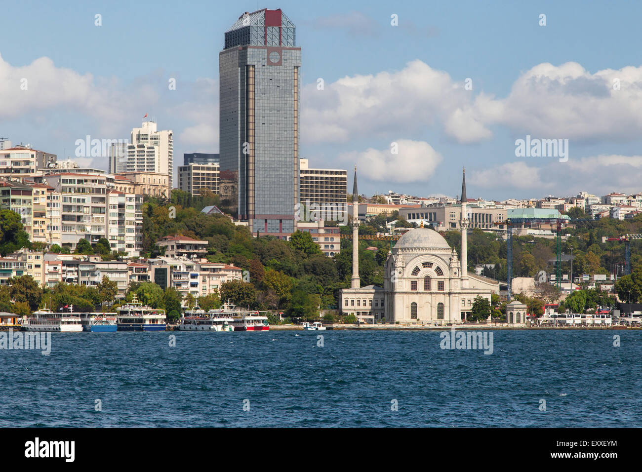 Dolmabahce Moschee und Stadtteil Besiktas aus dem Bosporus, Istanbul, Türkei. Stockfoto