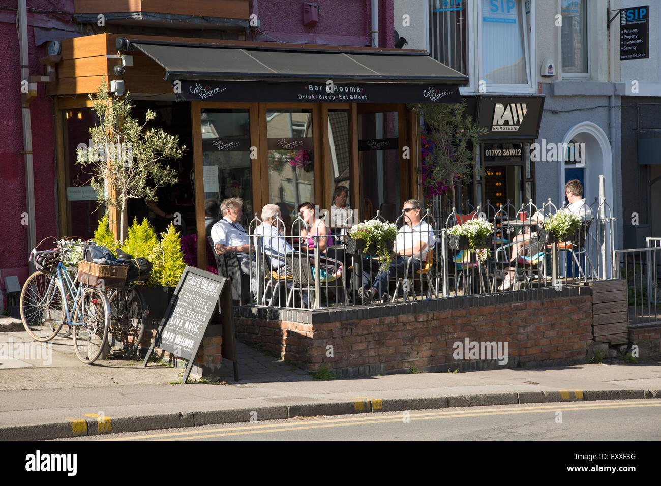 Leute sitzen außerhalb der Café-Bar, überzeugender, Mumbles, Gower-Halbinsel, in der Nähe von Swansea, Südwales, UK Stockfoto