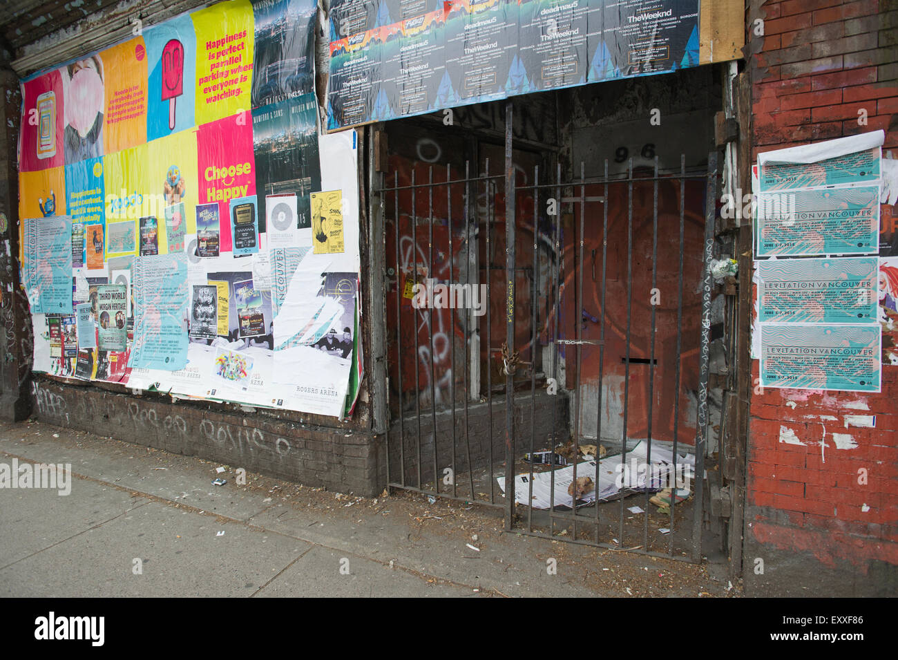 Geschlossene verlassenes Gebäude bedeckt in Plakaten Vancouver Downtown Eastside, ärmsten Viertel in Kanada. Stockfoto