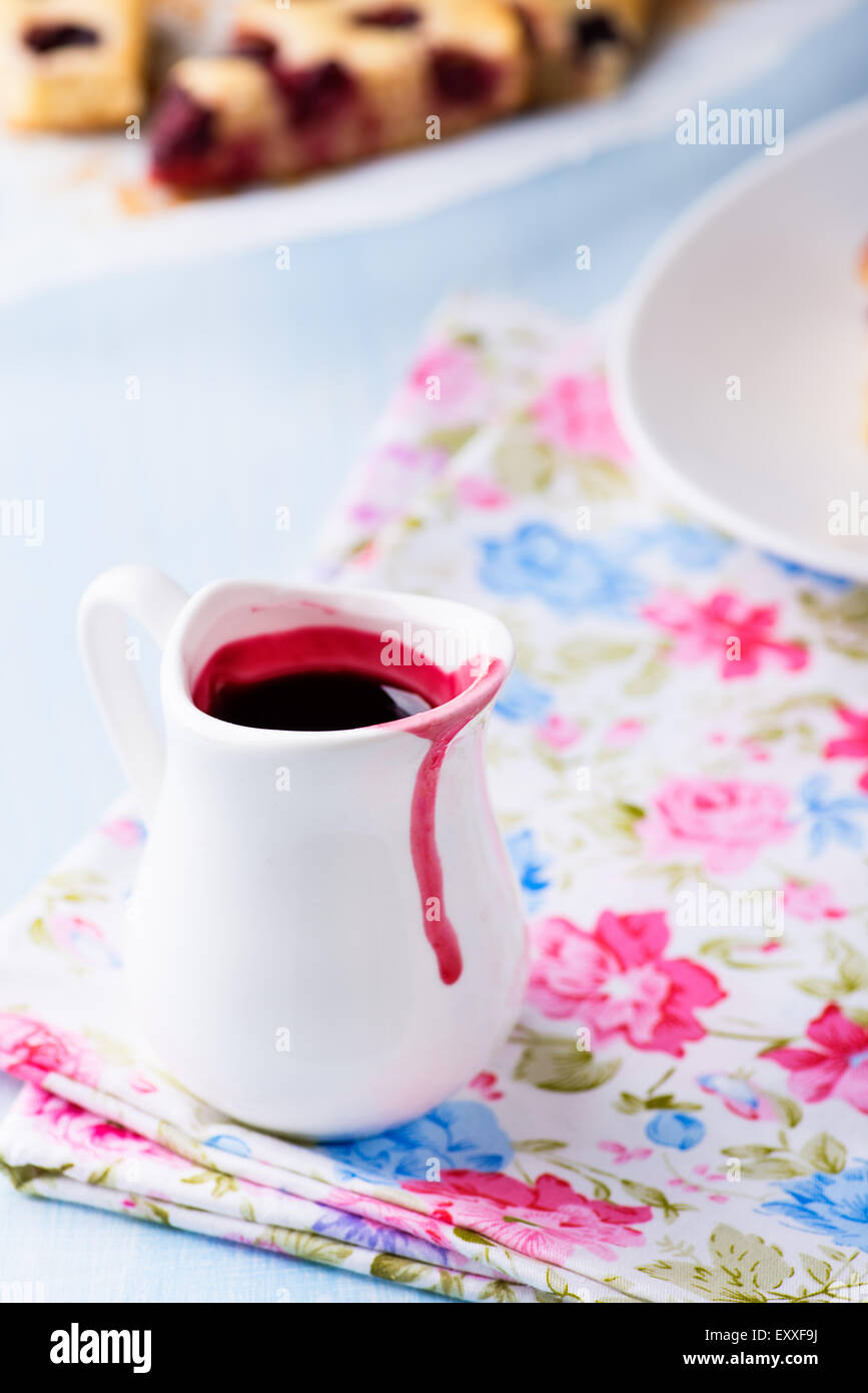 Beerensauce in weißer Milch Krug, selektiven Fokus Stockfoto