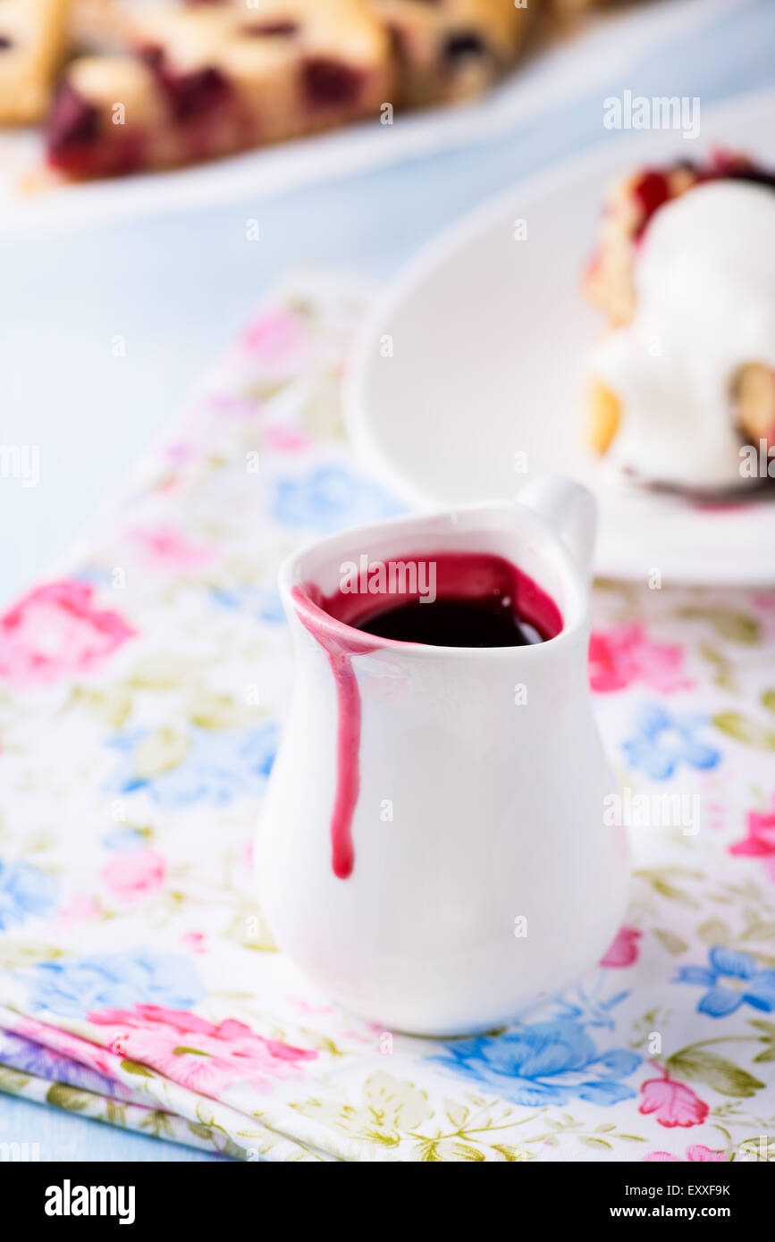 Beerensauce in weißer Milch Krug, selektiven Fokus Stockfoto