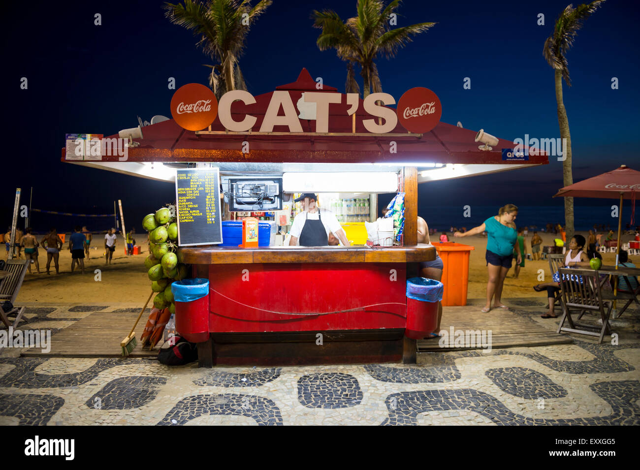 RIO DE JANEIRO, Brasilien - 14. Januar 2015: Beachgoer verlässt Ipanema-Strand in der Nähe ein Strandkiosk in einer typischen After-Hours-Szene. Stockfoto