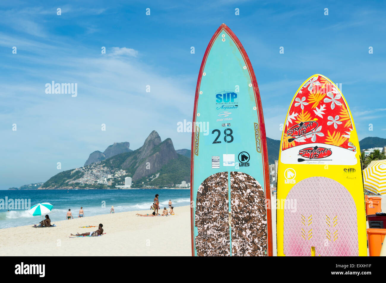 RIO DE JANEIRO, Brasilien - 22. März 2015: Bunte Stand-up Paddle Surfboards stehen aufgereiht am Strand von Arpoador. Stockfoto