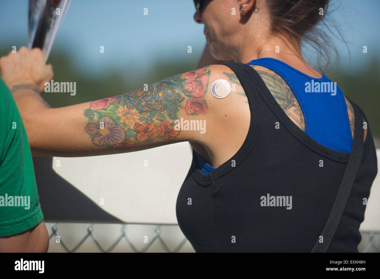 Frau mit Tattoos auf dem Arm. Stockfoto