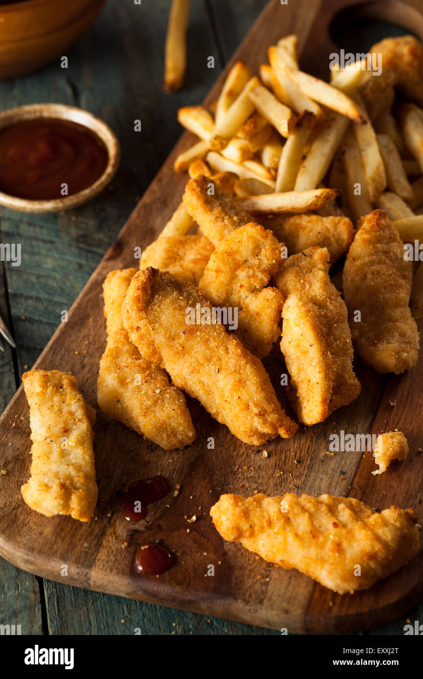 Hausgemachte panierte Chicken Tenders mit Pommes Frites und BBQ-Sauce Stockfoto