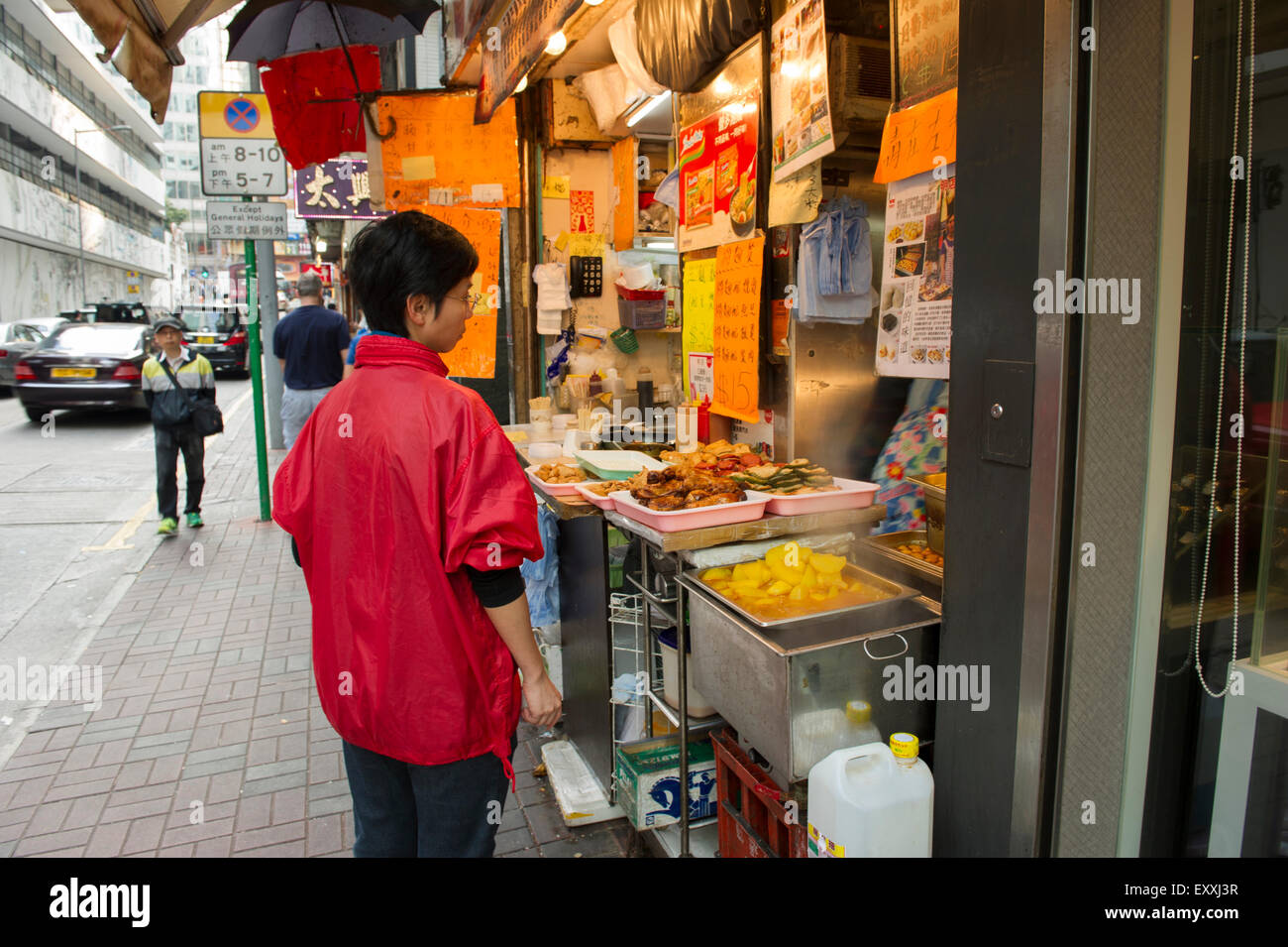 Kunden warten auf nehmen Sie Nahrung von einem Straßenhändler, Hong Kong, China Stockfoto