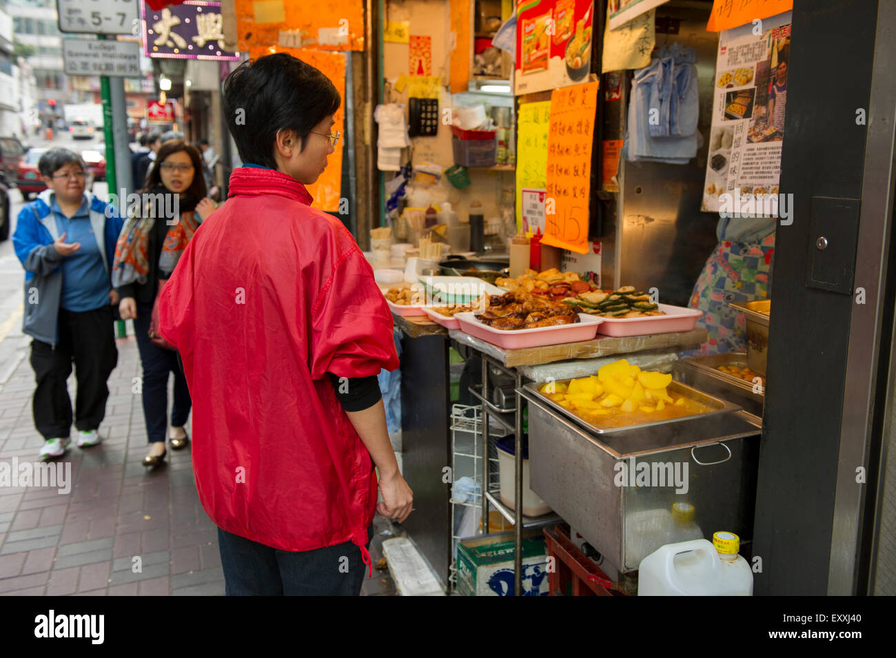 Kunden warten auf nehmen Sie Nahrung von einem Straßenhändler, Hong Kong, China Stockfoto