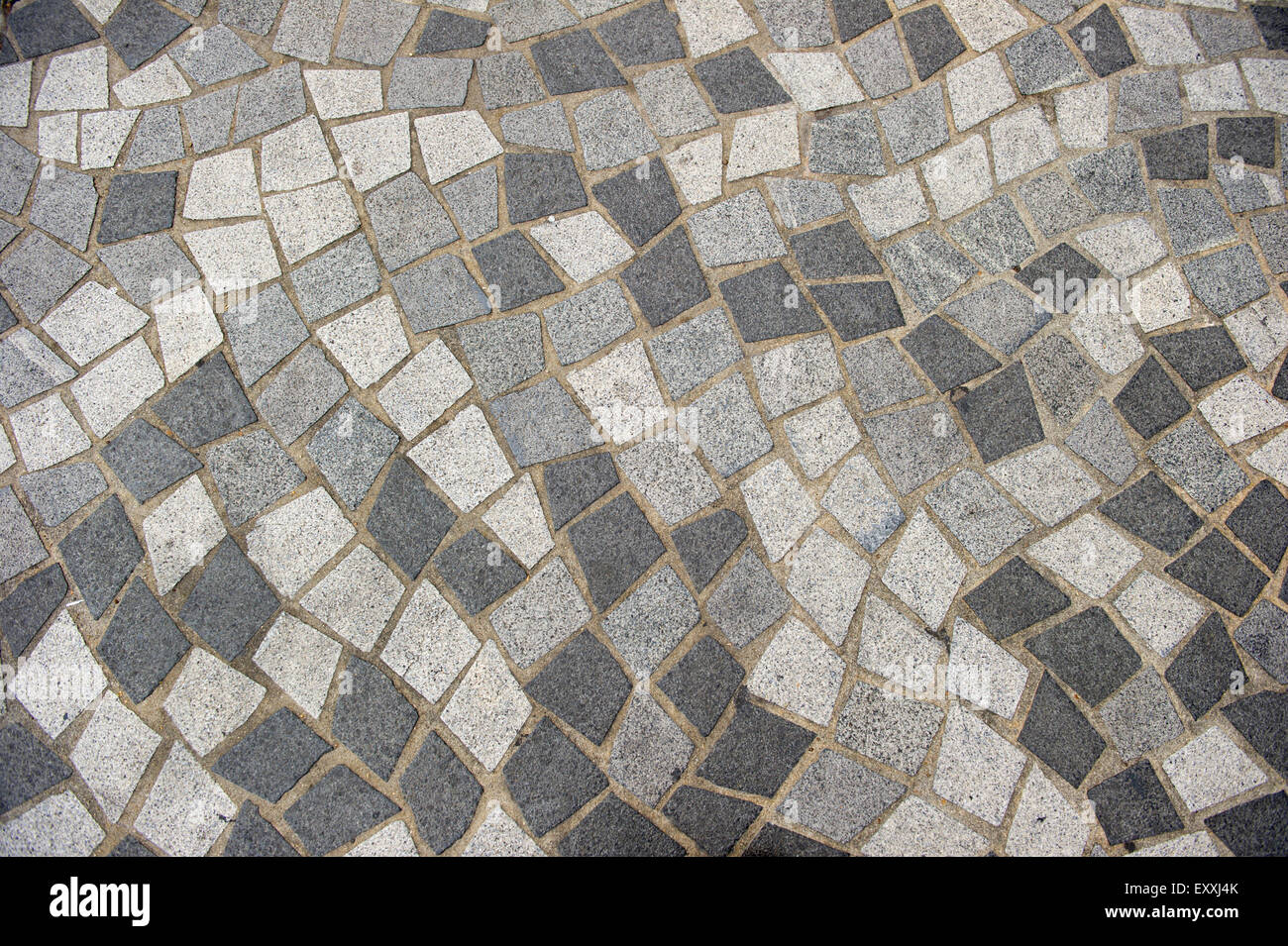 Mosaik von unregelmäßigen Stücken aus Granit einen Gehweg anlegen Stockfoto